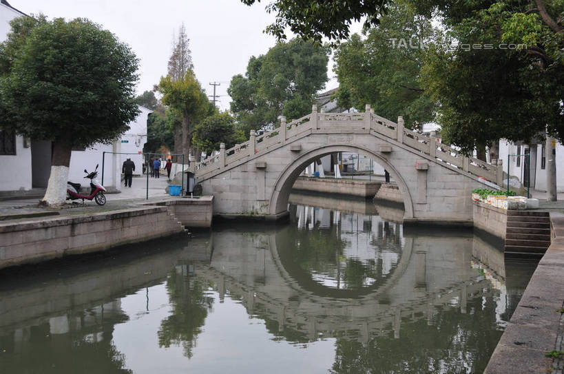 无人,家,横图,室外,白天,正面,旅游,度假,河流,石头,名胜古迹,水,植物,标志建筑,地标,建筑,上海,中国,亚洲,遗迹,石子,房屋,屋子,河水,水流,桥,古迹,文物,娱乐,建设,古建筑,石桥,楼房,拱桥,住宅,栈桥,树,树木,绿色,倒影,自然,享受,休闲,旅游胜地,放松,拱形,生长,成长,人行桥,石拱桥,申,倒映,青浦区,古文明,东亚,上海市,中华人民共和国,沪,华东地区,反照,练塘,练塘镇,石块,彩图,房子,shsgf1