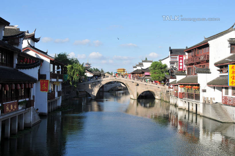 无人,家,横图,室外,白天,正面,旅游,度假,河流,石头,名胜古迹,水,植物,标志建筑,地标,建筑,上海,中国,亚洲,一排,许多,阴影,波纹,遗迹,整齐,光线,标志,石子,文字,影子,字符,房屋,墙,屋子,河水,水流,云,云朵,桥,涟漪,很多,云彩,古迹,文物,娱乐,标识,建设,古建筑,石桥,楼房,拱桥,墙壁,墙面,住宅,栈桥,树,树木,古镇,排列,蓝色,绿色,白云,倒影,蓝天,水纹,天空,阳光,自然,波浪,天,享受,休闲,汉字,旅游胜地,放松,拱形,生长,晴朗,成长,人行桥,石拱桥,申,倒映,队列,中文,古文明,东亚,七宝镇,闵行区,上海市,中华人民共和国,沪,华东地区,七宝,水晕,国文,华文,反照,七宝古镇,石块,晴空,彩图,房子,shsgf1
