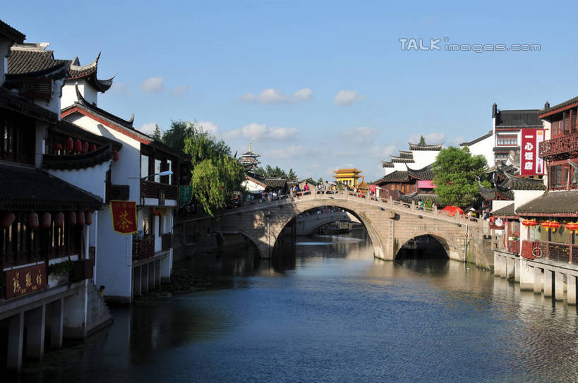 无人,家,横图,室外,白天,正面,旅游,度假,河流,石头,名胜古迹,水,植物,标志建筑,地标,建筑,上海,中国,亚洲,一排,许多,阴影,波纹,遗迹,整齐,光线,标志,石子,文字,影子,字符,房屋,墙,屋子,河水,水流,云,云朵,桥,涟漪,很多,云彩,古迹,文物,娱乐,标识,建设,古建筑,石桥,楼房,拱桥,墙壁,墙面,住宅,栈桥,树,树木,古镇,排列,蓝色,绿色,白云,倒影,蓝天,水纹,天空,阳光,自然,波浪,天,享受,休闲,汉字,旅游胜地,放松,拱形,生长,晴朗,成长,人行桥,石拱桥,申,倒映,队列,中文,古文明,东亚,七宝镇,闵行区,上海市,中华人民共和国,沪,华东地区,七宝,水晕,国文,华文,反照,七宝古镇,石块,晴空,彩图,房子,shsgf1