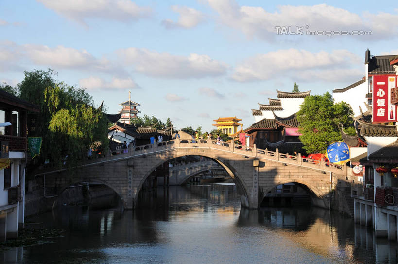 无人,家,横图,室外,白天,正面,旅游,度假,河流,石头,名胜古迹,水,植物,标志建筑,地标,建筑,上海,中国,亚洲,一排,许多,阴影,波纹,遗迹,整齐,光线,标志,石子,文字,影子,字符,房屋,墙,屋子,河水,水流,云,云朵,桥,涟漪,很多,云彩,古迹,文物,娱乐,标识,建设,古建筑,石桥,楼房,拱桥,墙壁,墙面,住宅,栈桥,树,树木,古镇,排列,蓝色,绿色,白云,倒影,蓝天,水纹,天空,阳光,自然,波浪,天,享受,休闲,汉字,旅游胜地,放松,拱形,生长,晴朗,成长,人行桥,石拱桥,申,倒映,队列,中文,古文明,东亚,七宝镇,闵行区,上海市,中华人民共和国,沪,华东地区,七宝,水晕,国文,华文,反照,七宝古镇,石块,晴空,彩图,房子,shsgf1