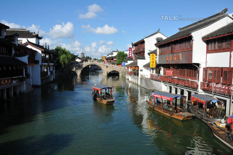 无人,家,横图,室外,白天,正面,旅游,度假,河流,石头,名胜古迹,水,植物,标志建筑,地标,建筑,船,上海,中国,亚洲,一排,许多,阴影,波纹,遗迹,整齐,光线,标志,石子,文字,影子,字符,房屋,墙,屋子,河水,水流,云,云朵,桥,木船,涟漪,很多,云彩,古迹,文物,娱乐,标识,建设,古建筑,石桥,楼房,拱桥,墙壁,墙面,住宅,栈桥,树,树木,古镇,排列,蓝色,绿色,白云,倒影,蓝天,水纹,天空,阳光,自然,交通工具,波浪,天,享受,休闲,汉字,旅游胜地,放松,拱形,生长,晴朗,成长,人行桥,石拱桥,申,倒映,舟,队列,中文,载具,古文明,东亚,七宝镇,闵行区,上海市,中华人民共和国,沪,华东地区,七宝,水晕,国文,华文,反照,七宝古镇,石块,晴空,彩图,房子,shsgf1