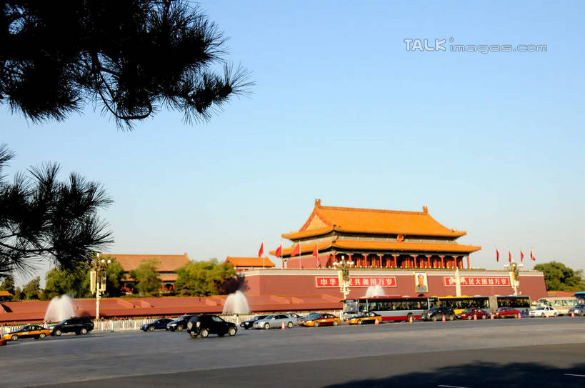 无人,天安门,横图,室外,白天,正面,旅游,度假,名胜古迹,植物,标志建筑,道路,地标,建筑,路,公路,公共汽车,旗帜,国旗,雕塑,北京,天安门广场,中国,亚洲,阴影,遗迹,艺术,装饰,光线,标志,雕刻,雕像,文字,影子,字符,巴士,公交车,交通,首都,古迹,文物,娱乐,标识,建设,古建筑,五星红旗,车,树,树木,蓝色,绿色,蓝天,天空,阳光,自然,工艺品,交通工具,轿车,天,享受,休闲,汉字,旅游胜地,放松,生长,晴朗,成长,纪念,美术,中文,载具,主题,陈列,中国国旗,古文明,东亚,万里无云,中华人民共和国,东城区,北京市,京,北平,华北地区,功能,美学,国文,华文,天安门城楼,旗,晴空,晴空万里,马路,彩图,红地五星旗,中华人民共和国国旗,承天门,shsgf1