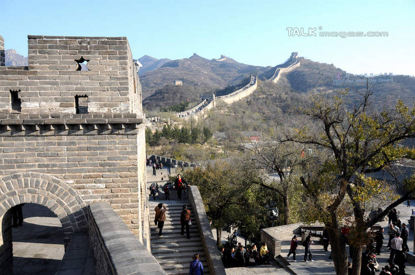 东方人,走,横图,俯视,室外,白天,旅游,度假,名胜古迹,山,山脉,树林,植物,标志建筑,地标,建筑,北京,长城,中国,亚洲,行人,游客,游人,阴影,服装,遗迹,光线,影子,山峰,山峦,首都,许多人,休闲装,黄种人,古迹,文物,娱乐,建设,古建筑,路人,旅客,树,树木,衣服,蓝色,绿色,蓝天,天空,阳光,自然,群山,天,一群人,享受,休闲,休闲服,旅游胜地,放松,服饰,生长,晴朗,成长,万里长城,烽火台,古文明,东亚,八达岭,八达岭长城,万里无云,中华人民共和国,北京市,京,北平,华北地区,延庆县,过客,军都山,男人,男性,年轻男性,年轻女性,女人,女性,亚洲人,晴空,晴空万里,步行,散步,走路,半身,彩图,高角度拍摄,墩台,烽堠,烽燧,烟墩,shsgf1