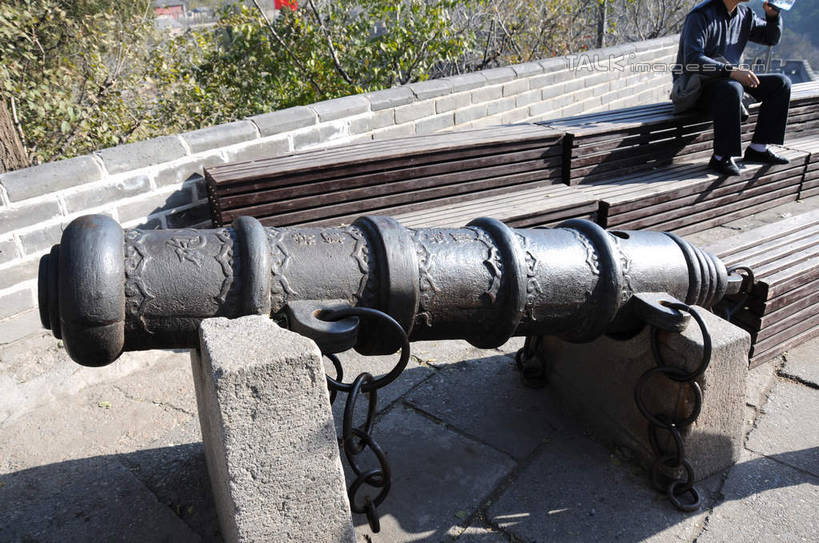 东方人,一个人,坐,横图,俯视,室外,白天,旅游,度假,竞争,名胜古迹,植物,标志建筑,地标,建筑,北京,长城,中国,亚洲,仅一个男性,仅一个人,对抗,阴影,服装,遗迹,冲突,光线,影子,首都,休闲装,黄种人,古迹,破坏,文物,娱乐,建设,古建筑,树,树木,衣服,绿色,阳光,自然,仅一个老年男性,享受,休闲,休闲服,大炮,武器,旅游胜地,放松,战争,服饰,生长,成长,损坏,攻击,威胁,对立,矛盾,兵器,万里长城,防御,烽火台,古文明,东亚,八达岭,八达岭长城,中华人民共和国,北京市,京,北平,华北地区,延庆县,敌对,挫败,斗争,抗拒,抗衡,杀伤,威慑,军都山,危险,老年男性,男人,男性,亚洲人,坐着,半身,彩图,高角度拍摄,墩台,烽堠,烽燧,烟墩,shsgf1