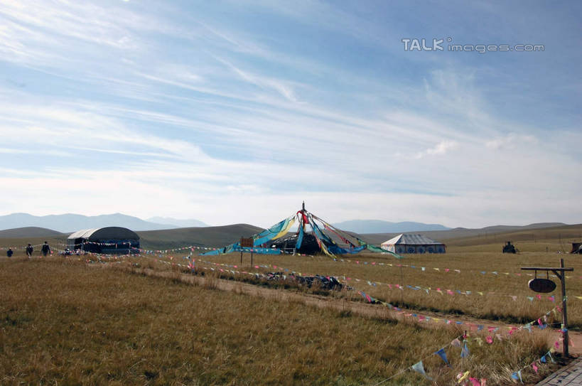 无人,横图,室外,白天,正面,旅游,度假,草地,草原,草坪,美景,山,山脉,植物,旗帜,中国,亚洲,阴影,枯萎,光线,影子,帐篷,荒野,景观,旷野,山峰,云,云朵,热带,山峦,云彩,娱乐,旗子,草,蓝色,白云,蓝天,天空,阳光,自然,群山,天,享受,休闲,景色,放松,晴朗,死亡,自然风光,原野,露营,荒原,野营,东亚,青海,青海省,金银滩,宿营,中华人民共和国,旌旗,旗号,西北地区,青,海北,海北州,海北藏族自治州,枯败,晴空,彩图,金银滩草原,shsgf1