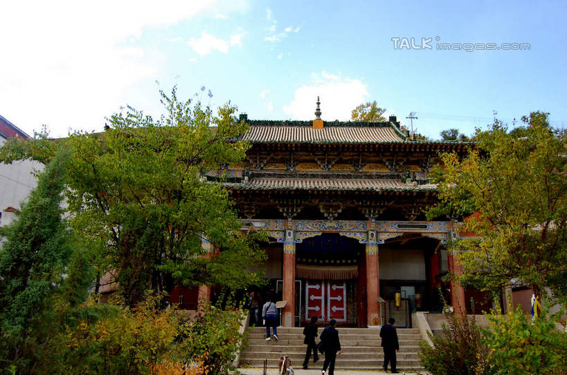 东方人,寺庙,栏杆,走,横图,室外,白天,仰视,旅游,度假,名胜古迹,植物,楼梯,标志建筑,地标,建筑,中国,亚洲,行人,游客,游人,阴影,服装,节日,遗迹,光线,扶手,影子,阶梯,云,云朵,许多人,云彩,休闲装,黄种人,古迹,文化,文物,娱乐,建设,古建筑,护栏,路人,旅客,台阶,树,树木,衣服,蓝色,绿色,白云,蓝天,天空,阳光,自然,庙宇,天,祈祷,一群人,享受,休闲,健康,休闲服,旅游胜地,放松,许愿,宗教,服饰,佛教,信仰,生长,晴朗,成长,纪念,祈求,古文明,东亚,青海,青海省,塔尔寺,鲁沙尔镇,西宁,中华人民共和国,省会,西北地区,西宁市,青,释教,县城,过客,湟中,湟中县,平安,男人,男性,年轻男性,年轻女性,女人,女性,亚洲人,晴空,步行,散步,走路,半身,彩图,低角度拍摄,庙,寺,shsgf1