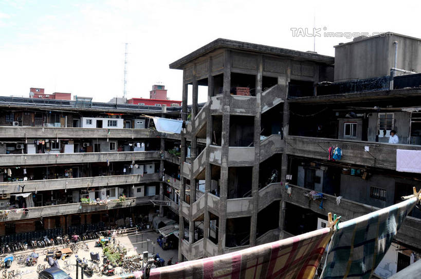 无人,家,栏杆,露台,横图,俯视,室外,白天,旅游,度假,美景,阳台,城市风光,城市,建筑,上海,中国,亚洲,吊挂,悬挂,阴影,服装,光线,影子,房屋,屋子,景观,云,云朵,公寓,围栏,挂,云彩,娱乐,建设,洋房,护栏,楼房,住宅,衣服,蓝色,白云,蓝天,天空,阳光,晾衣绳,绳子,天,享受,休闲,景色,放松,服饰,晴朗,申,衣着,穿着,杨浦区,东亚,上海市,隆昌公寓,隆昌路,中华人民共和国,沪,华东地区,衣饰,晴空,彩图,高角度拍摄,房子,露天阳台,shsgf1