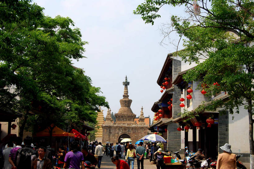 东方人,走,横图,室外,白天,仰视,旅游,度假,名胜古迹,植物,标志建筑,地标,建筑,照明,昆明,中国,亚洲,行人,游客,游人,服装,遗迹,灯笼,纸灯笼,许多人,休闲装,黄种人,古迹,文物,娱乐,建设,古建筑,云南,路人,旅客,树,树木,衣服,蓝色,绿色,蓝天,天空,自然,灯具,天,一群人,享受,休闲,休闲服,旅游胜地,放松,服饰,生长,晴朗,成长,照亮,照明设备,昆明市,古文明,东亚,云南省,万里无云,中华人民共和国,省会,西南地区,滇,过客,男人,男性,年轻男性,年轻女性,女人,女性,亚洲人,晴空,晴空万里,步行,散步,走路,半身,彩图,低角度拍摄,昆明古城,shsgf1