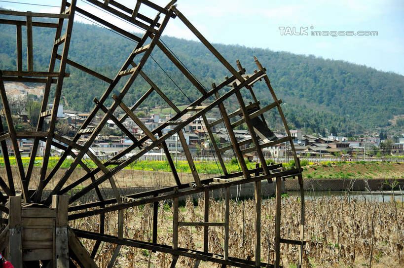 无人,农田,横图,室外,白天,正面,旅游,度假,农业,庄稼,农作物,灌溉,美景,名胜古迹,森林,山,山脉,树林,植物,标志建筑,地标,建筑,昆明,中国,亚洲,遗迹,工具,景观,山峰,云,云朵,水车,山峦,云彩,古迹,文物,娱乐,建设,古建筑,云南,树,树木,蓝色,绿色,白云,蓝天,天空,自然,群山,天,享受,休闲,旅游胜地,景色,放松,生长,晴朗,成长,自然风光,昆明市,古文明,东亚,农具,云南省,中华人民共和国,省会,西南地区,滇,孔明车,天车,晴空,彩图,耕地,庄稼田,昆明古城,shsgf1