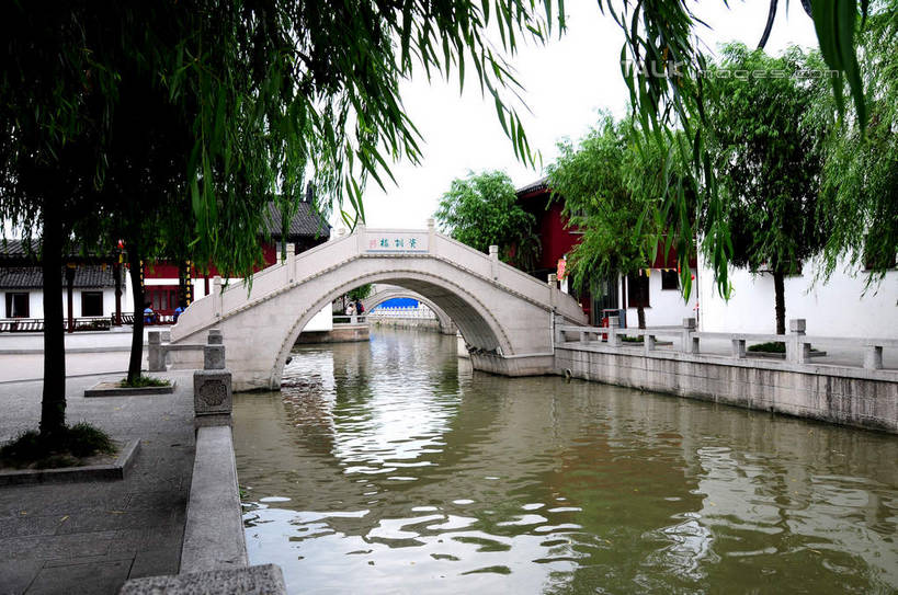 无人,家,横图,室外,白天,正面,旅游,度假,河流,石头,名胜古迹,水,植物,标志建筑,地标,建筑,上海,中国,亚洲,波纹,遗迹,石子,房屋,屋子,河水,水流,桥,涟漪,古迹,文物,娱乐,建设,古建筑,石桥,楼房,拱桥,住宅,栈桥,树,树木,绿色,倒影,水纹,天空,自然,波浪,天,享受,休闲,旅游胜地,放松,拱形,生长,成长,人行桥,石拱桥,申,倒映,古文明,东亚,闵行区,上海市,浦江镇,召稼楼,中华人民共和国,沪,华东地区,水晕,反照,石块,彩图,房子,shsgf1