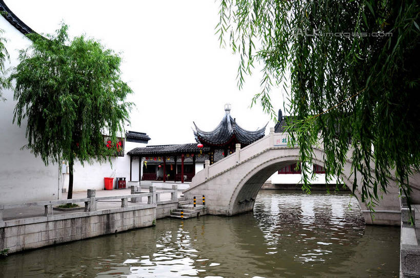 无人,家,横图,室外,白天,正面,旅游,度假,河流,石头,名胜古迹,水,植物,标志建筑,地标,建筑,照明,上海,中国,亚洲,波纹,遗迹,灯笼,石子,纸灯笼,房屋,屋子,河水,水流,桥,涟漪,古迹,文物,娱乐,建设,古建筑,石桥,楼房,拱桥,住宅,栈桥,树,树木,绿色,倒影,水纹,天空,自然,灯具,波浪,天,享受,休闲,旅游胜地,放松,拱形,生长,成长,人行桥,石拱桥,照亮,申,倒映,照明设备,古文明,东亚,闵行区,上海市,浦江镇,召稼楼,中华人民共和国,沪,华东地区,水晕,反照,石块,彩图,房子,shsgf1