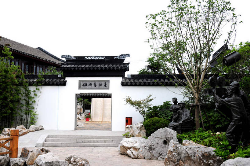 无人,家,横图,室外,白天,正面,旅游,度假,石头,名胜古迹,植物,门,标志建筑,地标,建筑,上海,中国,亚洲,遗迹,标志,石子,瓦片,文字,字符,房屋,墙,屋顶,屋子,顶棚,瓦,古迹,文物,娱乐,标识,建设,古建筑,楼房,墙壁,墙面,住宅,树,树木,绿色,天空,自然,门框,天,享受,休闲,汉字,旅游胜地,放松,建造,生长,成长,申,中文,古文明,东亚,屋瓦,闵行区,上海市,浦江镇,召稼楼,中华人民共和国,沪,华东地区,国文,华文,石块,岩石,彩图,房子,shsgf1