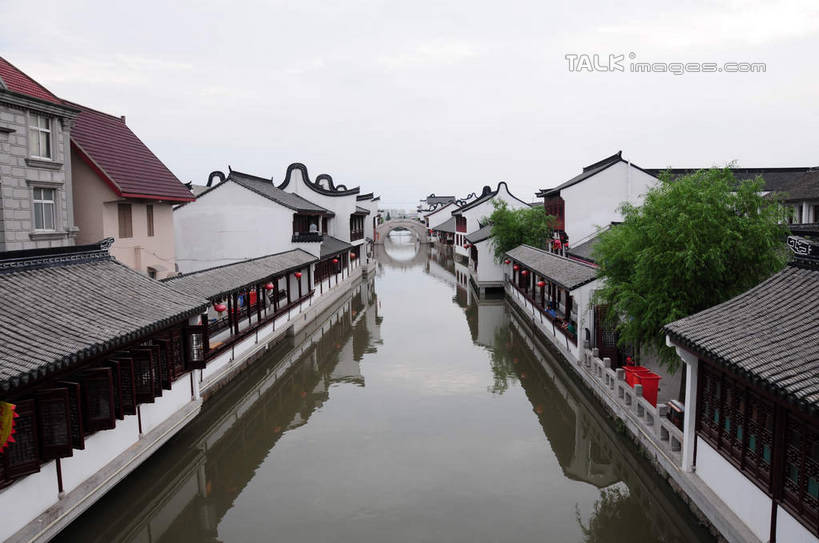 无人,家,横图,俯视,室外,白天,旅游,度假,河流,石头,名胜古迹,水,植物,标志建筑,地标,建筑,照明,上海,中国,亚洲,波纹,遗迹,灯笼,石子,纸灯笼,房屋,屋子,河水,水流,桥,涟漪,古迹,文物,娱乐,建设,古建筑,石桥,楼房,拱桥,住宅,栈桥,树,树木,绿色,倒影,水纹,天空,自然,灯具,波浪,天,享受,休闲,旅游胜地,放松,拱形,生长,成长,人行桥,石拱桥,照亮,申,倒映,照明设备,古文明,东亚,闵行区,上海市,浦江镇,召稼楼,中华人民共和国,沪,华东地区,水晕,反照,石块,彩图,高角度拍摄,房子,shsgf1