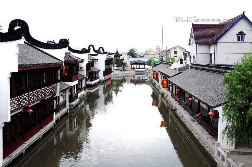 无人,家,横图,俯视,室外,白天,旅游,度假,河流,名胜古迹,水,植物,标志建筑,地标,建筑,照明,上海,中国,亚洲,波纹,遗迹,灯笼,纸灯笼,房屋,屋子,河水,水流,涟漪,古迹,文物,娱乐,建设,古建筑,楼房,住宅,树,树木,绿色,倒影,水纹,天空,自然,灯具,波浪,天,享受,休闲,旅游胜地,放松,生长,成长,照亮,申,倒映,照明设备,古文明,东亚,闵行区,上海市,浦江镇,召稼楼,中华人民共和国,沪,华东地区,水晕,反照,彩图,高角度拍摄,房子,shsgf1