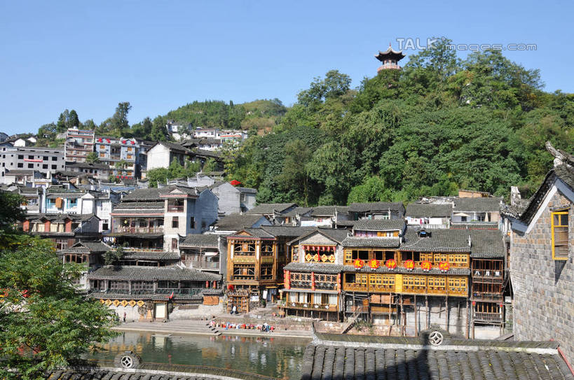 无人,家,横图,俯视,室外,白天,旅游,度假,河流,名胜古迹,水,植物,标志建筑,地标,建筑,中国,亚洲,阴影,波纹,遗迹,光线,凤凰,标志,瓦片,文字,影子,字符,房屋,屋顶,屋子,河水,水流,城镇,涟漪,顶棚,瓦,古迹,文物,娱乐,标识,建设,古建筑,楼房,住宅,树,树木,蓝色,绿色,倒影,蓝天,水纹,天空,阳光,自然,波浪,天,享受,休闲,汉字,旅游胜地,放松,建造,生长,晴朗,成长,倒映,中文,古文明,东亚,屋瓦,湖南,湖南省,万里无云,凤凰古城,中华人民共和国,水晕,国文,华文,华中地区,湘,反照,凤凰县,晴空,晴空万里,彩图,高角度拍摄,房子,shsgf1