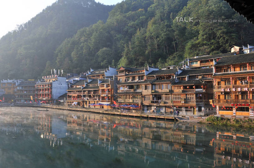 无人,家,横图,室外,白天,正面,旅游,度假,河流,名胜古迹,山,山脉,水,标志建筑,地标,建筑,照明,中国,亚洲,一排,许多,吊挂,悬挂,阴影,波纹,遗迹,整齐,光线,凤凰,标志,灯笼,瓦片,文字,影子,纸灯笼,字符,房屋,屋顶,屋子,河水,山峰,水流,城镇,涟漪,山峦,挂,顶棚,瓦,古迹,文物,娱乐,标识,建设,古建筑,楼房,住宅,排列,蓝色,倒影,蓝天,水纹,天空,阳光,灯具,波浪,群山,天,享受,休闲,汉字,旅游胜地,放松,建造,晴朗,照亮,倒映,照明设备,队列,中文,古文明,东亚,屋瓦,湖南,湖南省,万里无云,凤凰古城,中华人民共和国,水晕,国文,华文,华中地区,湘,反照,凤凰县,晴空,晴空万里,彩图,房子,shsgf1