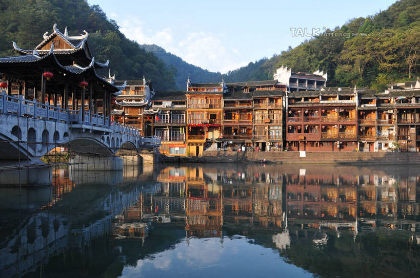 无人,家,横图,室外,白天,正面,旅游,度假,河流,石头,名胜古迹,山,山脉,水,标志建筑,地标,建筑,照明,中国,亚洲,一排,许多,吊挂,悬挂,阴影,波纹,遗迹,整齐,光线,凤凰,标志,灯笼,石子,瓦片,文字,影子,纸灯笼,字符,房屋,屋顶,屋子,河水,山峰,水流,城镇,桥,涟漪,山峦,挂,顶棚,瓦,古迹,文物,娱乐,标识,建设,古建筑,石桥,楼房,拱桥,住宅,栈桥,排列,蓝色,倒影,蓝天,水纹,天空,阳光,灯具,波浪,群山,天,享受,休闲,汉字,旅游胜地,放松,建造,拱形,晴朗,人行桥,石拱桥,照亮,倒映,照明设备,队列,中文,古文明,东亚,屋瓦,湖南,湖南省,万里无云,凤凰古城,中华人民共和国,水晕,国文,华文,华中地区,湘,反照,凤凰县,石块,晴空,晴空万里,彩图,房子,shsgf1