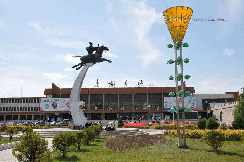 无人,家,横图,室外,白天,正面,度假,草地,草坪,花海,花圃,美景,植物,城市风光,城市,路灯,叶子,照明,雕塑,中国,亚洲,阴影,艺术,装饰,盛开,光线,雕刻,雕像,影子,房屋,屋子,景观,云,云朵,公寓,灯光,花蕾,云彩,娱乐,洋房,楼房,住宅,灯,草,花,花瓣,花朵,花卉,鲜花,树,树木,蓝色,绿色,白云,蓝天,天空,阳光,自然,工艺品,花丛,花束,花田,天,花苞,花蕊,享受,休闲,景色,放松,生长,晴朗,成长,纪念,照亮,美术,照明设备,主题,陈列,东亚,甘肃,甘肃省,嘉峪关,中华人民共和国,功能,美学,西北地区,甘,嘉峪关市,晴空,彩图,房子,shsgf1