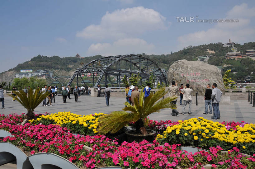 东方人,站,走,横图,室外,白天,正面,度假,花海,花圃,石头,美景,山,山脉,植物,城市风光,城市,道路,路,叶子,中国,亚洲,阴影,服装,盛开,光线,石子,影子,景观,山顶,山峰,云,云朵,小路,交通,山峦,许多人,花蕾,云彩,注视,休闲装,黄种人,娱乐,花,花瓣,花朵,花卉,鲜花,树,树木,衣服,蓝色,绿色,白云,蓝天,天空,阳光,自然,花丛,花束,花田,群山,天,花苞,花蕊,观察,看,站着,一群人,享受,休闲,休闲服,景色,放松,服饰,生长,晴朗,成长,观看,察看,关注,东亚,沉积岩,甘肃,甘肃省,中华人民共和国,省会,西北地区,兰州,兰州市,甘,颠峰,极峰,水成岩,男人,男性,年轻男性,年轻女性,女人,女性,亚洲人,石块,岩石,晴空,步行,散步,站立,走路,彩图,全身,shsgf1