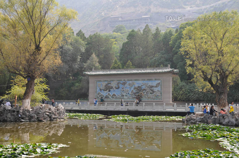 东方人,栏杆,站,横图,室外,白天,正面,度假,绘画,河流,美景,水,植物,城市风光,城市,叶子,中国,亚洲,阴影,服装,艺术,装饰,光线,影子,墙,河水,景观,水流,围栏,荷叶,许多人,注视,休闲装,黄种人,文化,娱乐,护栏,壁画,墙壁,墙面,树,树木,衣服,绿色,倒影,阳光,自然,观察,看,站着,一群人,享受,休闲,休闲服,景色,放松,服饰,生长,成长,观看,华丽,修饰,点缀,察看,倒映,关注,东亚,甘肃,甘肃省,中华人民共和国,省会,莲叶,衬托,美观,雅致,雅观,西北地区,兰州,兰州市,甘,反照,男人,男性,年轻男性,年轻女性,女人,女性,亚洲人,叶,叶片,画画,站立,彩图,全身,shsgf1