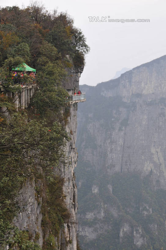 无人,栏杆,竖图,室外,白天,仰视,旅游,度假,石头,美景,森林,山,山脉,树林,植物,雾,张家界,中国,亚洲,阴影,朦胧,模糊,光线,石子,影子,景观,山顶,山峰,悬崖,云,云朵,围栏,山峦,云彩,娱乐,护栏,树,树木,蓝色,绿色,白云,蓝天,天空,阳光,自然,群山,天,享受,休闲,景色,放松,生长,晴朗,成长,迷雾,自然风光,东亚,沉积岩,湖南,湖南省,中华人民共和国,绝壁,华中地区,湘,张家界市,颠峰,极峰,水成岩,天门山,石块,岩石,大雾,晴空,彩图,低角度拍摄,shsgf1