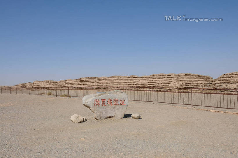 无人,栏杆,横图,室外,白天,正面,旅游,度假,石头,美景,沙漠,山,山脉,雕塑,敦煌,中国,亚洲,阴影,波纹,艺术,装饰,光线,标志,雕刻,雕像,石子,文字,影子,字符,墙,景观,山峰,围栏,山峦,娱乐,标识,护栏,墙壁,墙面,红色,蓝色,蓝天,天空,阳光,自然,工艺品,波浪,群山,天,享受,休闲,汉字,景色,放松,晴朗,纪念,美术,中文,自然风光,主题,陈列,东亚,甘肃,甘肃省,万里无云,中华人民共和国,功能,美学,国文,华文,西北地区,甘,酒泉,酒泉市,小方盘城,玉门关,大漠,砂漠,石块,岩石,晴空,晴空万里,彩图,shsgf1