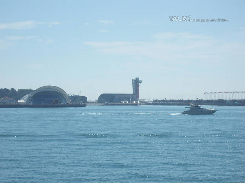 无人,横图,室外,白天,正面,度假,海浪,海洋,美景,城市风光,城市,道路,轮船,船,青岛,中国,亚洲,阴影,波纹,飞溅,溅,光线,信息,液体,影子,景观,浪花,水滴,云,云朵,灯塔,交通,云彩,方向,娱乐,山东,水珠,蓝色,白云,蓝天,水纹,天空,阳光,海水,船尾波,交通工具,波浪,天,享受,休闲,景色,放松,晴朗,引导,指引,喷洒,载具,海景,东亚,山东省,中华人民共和国,华东地区,鲁,青岛市,航标,大海,风浪,海,海水的波动,近岸浪,涌浪,晴空,彩图,导航,shslj1