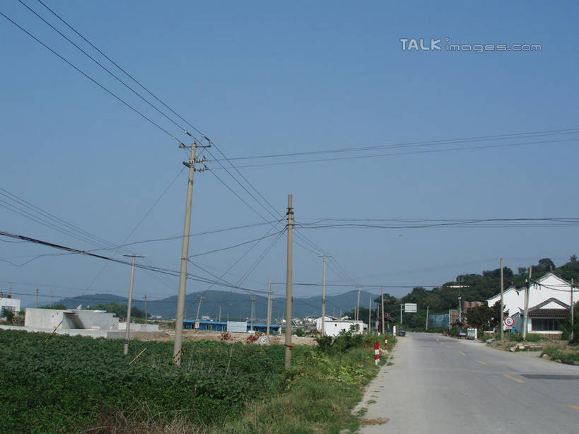 无人,家,横图,室外,白天,正面,消失点,旅游,度假,草地,草坪,美景,山,山脉,植物,道路,路,公路,中国,亚洲,阴影,电力,光线,电线,电线杆,线,影子,房屋,屋子,景观,山峰,公寓,电能,交通,山峦,线路,娱乐,洋房,浙江,楼房,住宅,草,浙江省,蓝色,绿色,蓝天,天空,阳光,自然,群山,天,享受,休闲,景色,放松,缥缈峰,晴朗,电,电源,自然风光,能量,东亚,万里无云,中华人民共和国,华东地区,浙,晴空,晴空万里,马路,彩图,没影点,灭点,房子,shslj1