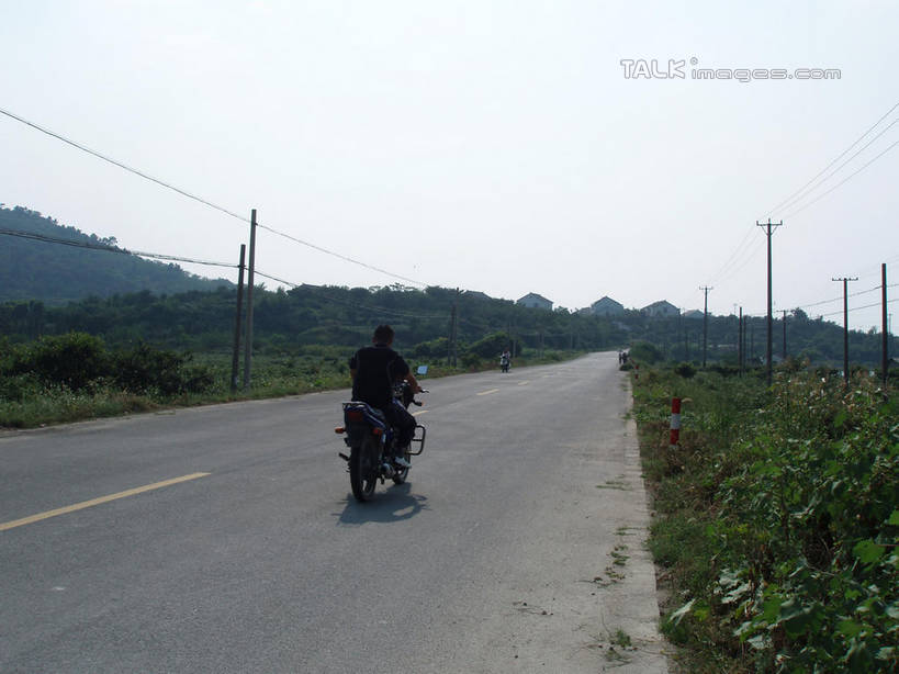 东方人,一个人,坐,横图,室外,白天,消失点,旅游,度假,草地,草坪,美景,植物,道路,路,公路,摩托车,中国,亚洲,仅一个男性,仅一个人,仅一个中年男性,一辆,阴影,服装,电力,光线,电线,电线杆,线,影子,景观,分界线,电能,停车线,交通,线路,休闲装,黄种人,娱乐,浙江,车,草,浙江省,背面,衣服,蓝色,绿色,蓝天,天空,阳光,自然,交通工具,天,骑车,享受,休闲,休闲服,景色,放松,服饰,缥缈峰,晴朗,电,车行道,车行道分界线,电源,自然风光,载具,标线,能量,东亚,车行线,万里无云,中华人民共和国,华东地区,浙,男人,男性,中年男性,亚洲人,晴空,晴空万里,马路,坐着,彩图,没影点,灭点,全身,shslj1