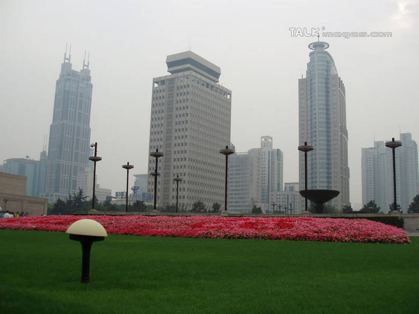 无人,博物馆,高楼大厦,横图,室外,白天,仰视,度假,花海,花圃,美景,植物,城市风光,标志建筑,城市,大厦,地标,建筑,路灯,摩天大楼,叶子,照明,上海,中国,亚洲,研究,盛开,景观,建筑群,灯光,教育,花蕾,娱乐,建设,灯,花,花瓣,花朵,花卉,鲜花,树,树木,蓝色,绿色,蓝天,天空,自然,人民广场,花丛,花束,花田,天,花苞,花蕊,享受,休闲,景色,放松,上海博物馆,生长,晴朗,成长,展览,照亮,申,照明设备,欣赏,陈列,黄浦区,东亚,上海市,万里无云,中华人民共和国,沪,华东地区,典藏,上海人民广场,晴空,晴空万里,彩图,低角度拍摄,大楼,高层建筑,高楼,摩天楼,shslj1