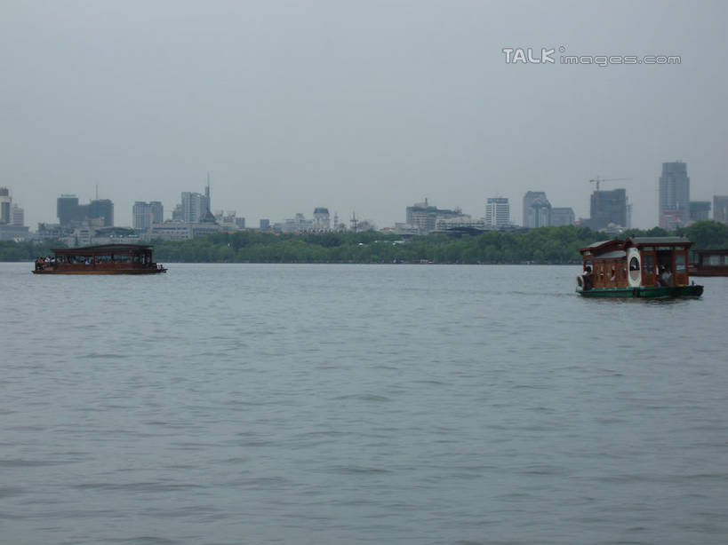 无人,高楼大厦,横图,室外,白天,正面,旅游,度假,湖,湖泊,美景,森林,山,山脉,树林,水,植物,大厦,建筑,摩天大楼,船,中国,亚洲,波纹,飞溅,溅,液体,湖面,景观,山峰,水滴,水流,水面,塔,山峦,娱乐,浙江,宝塔,佛塔,游船,水珠,树,树木,浙江省,绿色,水纹,天空,自然,船尾波,交通工具,波浪,湖水,群山,天,享受,休闲,景色,放松,游乐设施,千岛湖,生长,成长,舟,喷洒,自然风光,载具,东亚,中华人民共和国,华东地区,浙,浮图,浮屠,彩图,大楼,高层建筑,高楼,摩天楼,淳安,淳安县,新安江水库,塔婆,浮图塔,浮头,佛图,shslj1