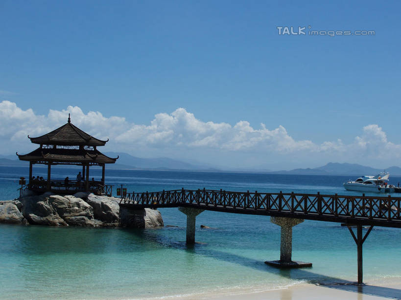 无人,横图,室外,白天,正面,旅游,度假,海浪,海洋,美景,沙滩,山,山脉,三亚,中国,亚洲,阴影,光线,木板,沙子,影子,亭子,海岸,景观,浪花,山峰,云,云朵,桥,木桥,沙地,山峦,云彩,娱乐,栈桥,海南,蓝色,白云,蓝天,天空,阳光,自然,海水,凉亭,群山,天,享受,休闲,景色,放松,海南省,晴朗,人行桥,木板桥,自然风光,海景,东亚,三亚市,中华人民共和国,华南地区,琼,大海,风浪,海,海水的波动,海滩,近岸浪,涌浪,晴空,彩图,shslj1