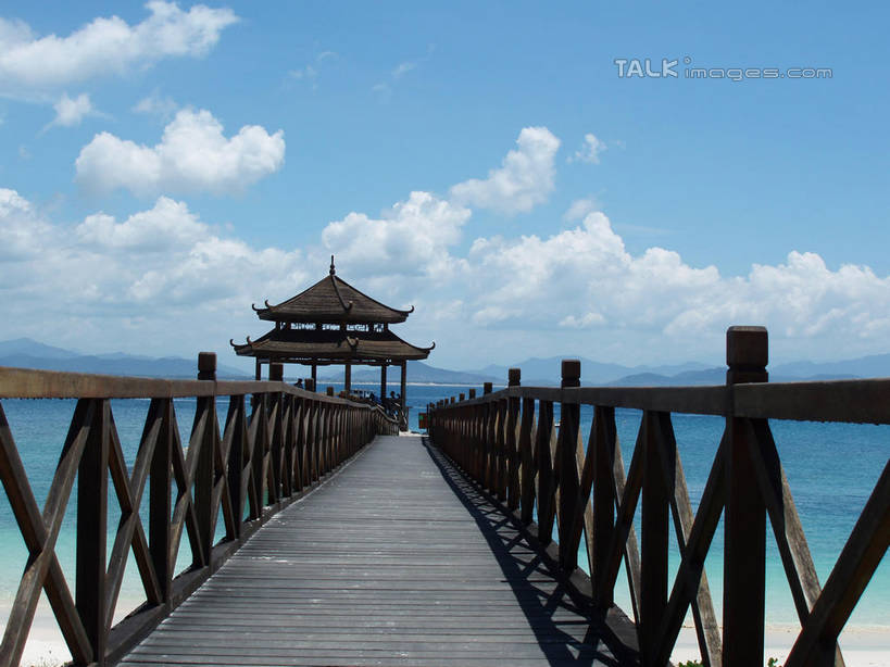 无人,栏杆,横图,室外,白天,正面,旅游,度假,海浪,海洋,美景,沙滩,山,山脉,三亚,中国,亚洲,阴影,光线,木板,沙子,影子,亭子,海岸,景观,浪花,山峰,云,云朵,围栏,桥,木桥,沙地,山峦,云彩,娱乐,护栏,栈桥,海南,蓝色,白云,蓝天,天空,阳光,自然,海水,凉亭,群山,天,享受,休闲,景色,放松,海南省,晴朗,人行桥,木板桥,自然风光,海景,东亚,三亚市,中华人民共和国,华南地区,琼,大海,风浪,海,海水的波动,海滩,近岸浪,涌浪,晴空,彩图,shslj1