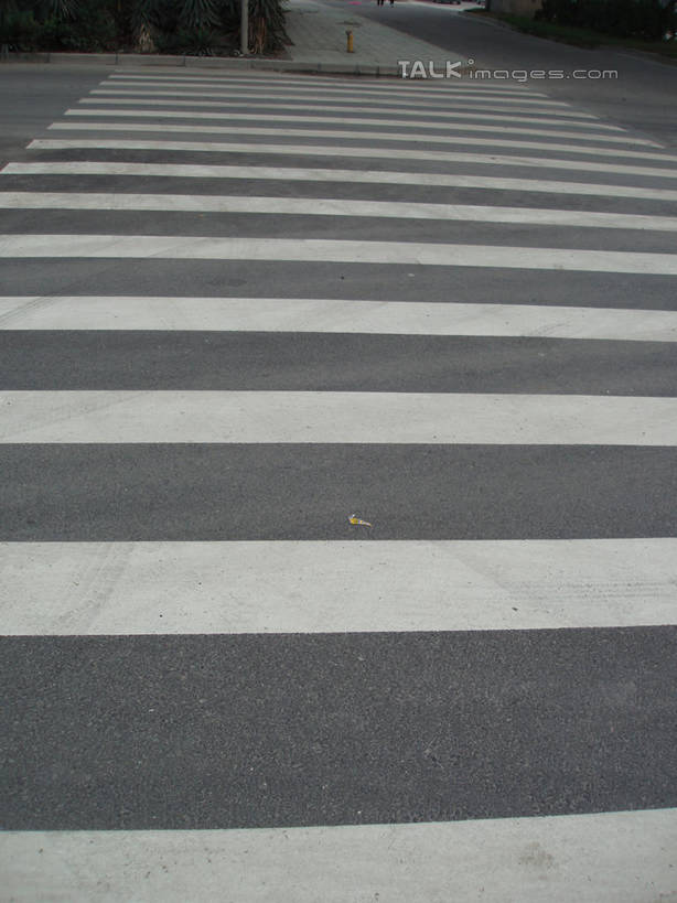 无人,竖图,室外,白天,正面,度假,美景,城市风光,城市,道路,路,人行横道,公路,上海,中国,亚洲,景观,人行道,交通,娱乐,享受,休闲,景色,放松,申,人行横道线,东亚,上海市,中华人民共和国,沪,华东地区,斑马线,马路,彩图,shslj1