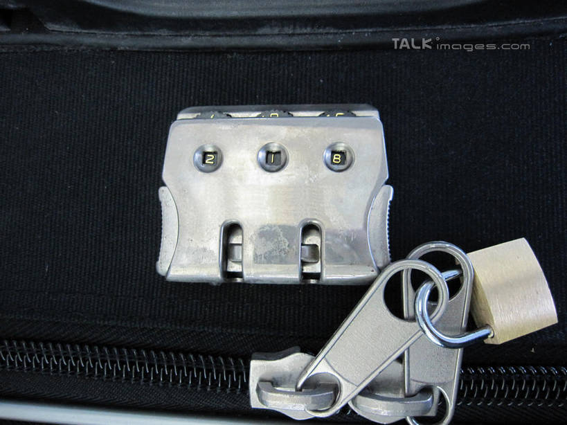 无人,横图,俯视,室内,特写,白天,安全,静物,拉杆箱,旅行箱,防护,锁,一个,行李箱,箱子,密码锁,单个,出差,保护,保险,私密,保全,周全,安稳,安定,防盗,平安,彩图,高角度拍摄,旅行,号码锁,shslj1