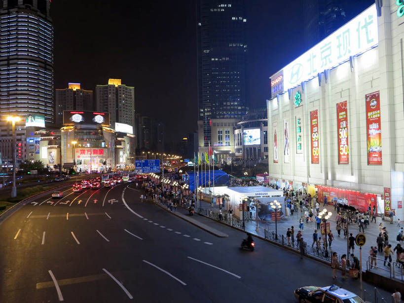 无人,家,高楼大厦,商店,横图,俯视,航拍,彩色,室外,夜晚,购物,度假,消费,美景,植物,城市风光,标志建筑,超市,城市,大厦,道路,地标,建筑,路,路灯,摩天大楼,霓虹灯,人行横道,商场,夜景,公路,汽车,上海,中国,亚洲,阴影,光线,影子,房屋,屋子,景观,公寓,建筑群,人行道,灯光,分界线,七彩,停车线,交通,娱乐,光源,建设,洋房,楼房,霓虹,住宅,车,灯,树,树木,绿色,自然,交通工具,轿车,驾驶,行驶,享受,休闲,景色,放松,金融,百货,港汇广场,徐家汇,生长,成长,车行道,车行道分界线,操纵,申,控制,照明设备,鸟瞰,载具,标线,人行横道线,驾车,选购,贸易,百货公司,东亚,操控,车行线,徐汇区,东方商厦,上海市,中华人民共和国,沪,华东地区,虹桥路,氖灯,血拼,把持,斑马线,马路,彩图,高角度拍摄,房子,大楼,高层建筑,高楼,购物商场,购物中心,摩天楼,商业中心,漕溪北路,港汇恒隆广场,上实大厦,shslj1,上海第六百货,上海六百