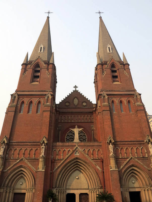 无人,教堂,竖图,室外,白天,仰视,旅游,度假,名胜古迹,标志建筑,地标,建筑,雕塑,上海,中国,亚洲,阴影,节日,遗迹,艺术,装饰,光线,雕刻,雕像,影子,古迹,文化,文物,娱乐,建设,古建筑,蓝色,蓝天,天空,阳光,工艺品,天,祈祷,享受,休闲,健康,旅游胜地,放松,许愿,宗教,信仰,晴朗,纪念,祈求,美术,申,基督教,天主教,主题,陈列,信念,古文明,东亚,徐家汇天主堂,徐汇区,上海市,万里无云,中华人民共和国,沪,华东地区,功能,美学,平安,晴空,晴空万里,彩图,低角度拍摄,大教堂,礼拜堂,圣依纳爵堂,圣依纳爵主教座堂,徐家汇大教堂,shslj1