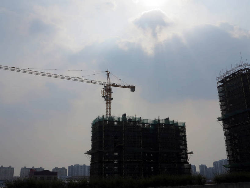 无人,家,横图,室外,白天,仰视,旅游,度假,技术,美景,城市风光,城市,建筑,阴影,光线,影子,支架,房屋,屋子,景观,云,云朵,公寓,建筑群,云彩,娱乐,设备,建设,洋房,楼房,架子,脚手架,住宅,施工,蓝色,白云,蓝天,天空,阳光,建筑工地,天,享受,休闲,机械,起重机,景色,放松,晴朗,吊机,支撑,固定,工程,地盘,建筑地盘,施工地盘,晴空,彩图,低角度拍摄,房子,工地,稳固,shslj1