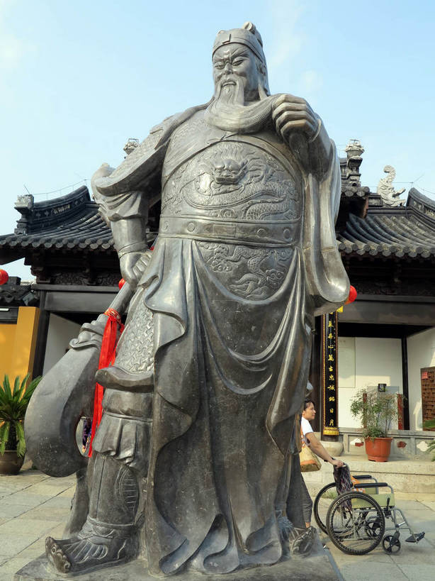 东方人,胡须,一个人,无人,站,竖图,室外,白天,仰视,民族服装,旅游,度假,名胜古迹,植物,标志建筑,地标,建筑,照明,雕塑,中国,亚洲,仅一个男性,仅一个人,仅一个中年男性,吊挂,悬挂,阴影,服装,遗迹,艺术,装饰,光线,标志,灯笼,雕刻,雕像,牌匾,盆栽,文字,影子,纸灯笼,字符,云,云朵,盆景,挂,云彩,黄种人,古迹,文化,文物,娱乐,标识,建设,古建筑,江苏,无锡,衣服,红色,蓝色,绿色,白云,蓝天,天空,阳光,自然,工艺品,灯具,天,站着,享受,休闲,汉字,旅游胜地,放松,服饰,生长,晴朗,成长,纪念,照亮,美术,衣着,照明设备,穿着,中文,主题,陈列,古文明,东亚,江苏省,一尊,中华人民共和国,华东地区,苏,功能,美学,国文,华文,无锡市,衣饰,男人,男性,中年男性,亚洲人,胡子,络腮胡,晴空,站立,彩图,低角度拍摄,全身,传统服装,民俗服,shslj1,荡口古镇,鹅湖镇,锡山,锡山区