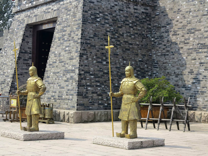 东方人,无人,两个人,站,横图,室外,白天,正面,旅游,度假,安全,竞争,名胜古迹,植物,标志建筑,地标,建筑,雕塑,太湖,中国,亚洲,对抗,握,阴影,遗迹,艺术,装饰,冲突,光线,雕刻,雕像,盔甲,盆栽,影子,墙,防护,盆景,拿,拿着,黄种人,古迹,破坏,文物,娱乐,建设,手叉腰,城墙,古建筑,江苏,无锡,墙壁,墙面,绿色,阳光,自然,工艺品,叉腰,站着,享受,休闲,金色,武器,旅游胜地,放松,战争,握着,城楼,生长,成长,纪念,保护,坚硬,美术,损坏,攻击,威胁,对立,矛盾,兵器,主题,保险,防御,陈列,古文明,东亚,三国城,江苏省,中华人民共和国,华东地区,苏,铠甲,功能,美学,敌对,挫败,斗争,抗拒,抗衡,杀伤,威慑,两尊,门楼,防具,防卫,无锡市,坚固,单手叉腰,平安,危险,男人,男性,年轻男性,亚洲人,站立,彩图,全身,甲胄,shslj1,无锡三国影视城,无锡影视基地