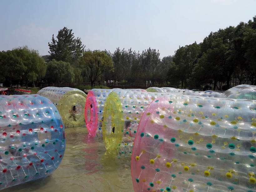 无人,横图,室外,白天,正面,旅游,度假,游戏,河流,美景,树林,水,植物,太湖,中国,亚洲,许多,阴影,波纹,光线,影子,河水,景观,水流,涟漪,很多,玩,娱乐,江苏,无锡,树,树木,蓝色,绿色,倒影,蓝天,水纹,天空,阳光,自然,波浪,天,享受,休闲,景色,放松,游乐设施,生长,晴朗,成长,活动,倒映,发泄,消遣,智力,自然风光,东亚,三国城,江苏省,万里无云,中华人民共和国,华东地区,苏,水晕,宣泄,无锡市,游艺设施,反照,晴空,晴空万里,玩耍,嬉戏,彩图,shslj1,无锡三国影视城,无锡影视基地,水上滚筒,水上游乐设施