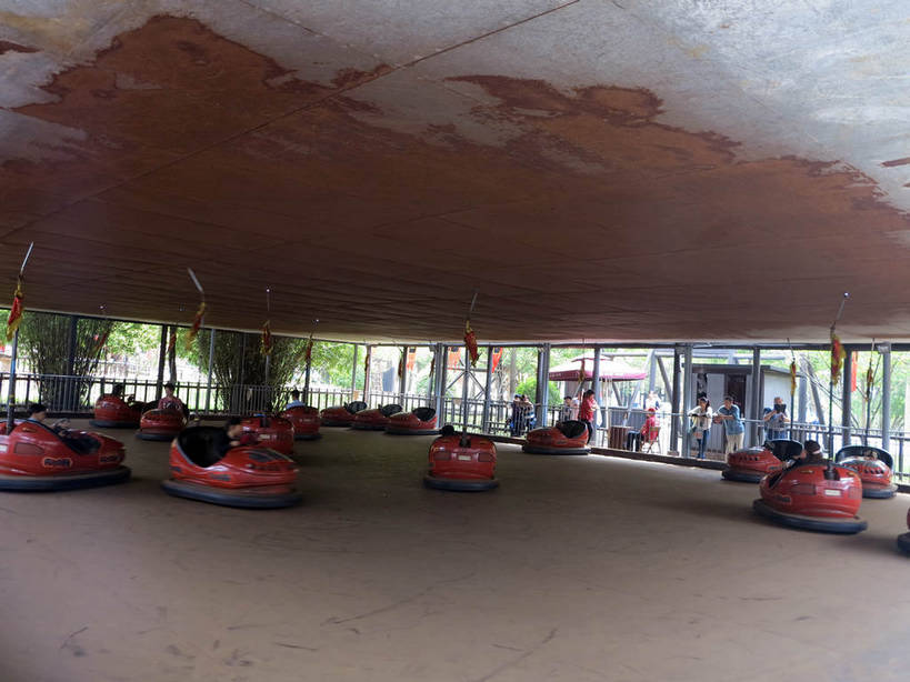 东方人,站,横图,室内,白天,正面,旅游,度假,游戏,植物,旗帜,太湖,中国,亚洲,许多,行人,游客,游人,服装,很多,许多人,玩,休闲装,黄种人,娱乐,旗子,江苏,无锡,路人,旅客,车,树,树木,衣服,红色,绿色,自然,站着,一群人,享受,休闲,休闲服,放松,服饰,游乐设施,碰碰车,生长,成长,活动,发泄,消遣,智力,载具,东亚,三国城,江苏省,中华人民共和国,华东地区,苏,宣泄,旌旗,旗号,无锡市,游艺设施,过客,男人,男性,年轻男性,年轻女性,女人,女性,中年男性,中年女性,亚洲人,玩耍,嬉戏,站立,彩图,全身,shslj1,无锡三国影视城,无锡影视基地