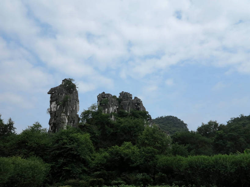 无人,横图,室外,白天,仰视,旅游,度假,美景,森林,山,山脉,树林,植物,桂林,中国,亚洲,阴影,光线,影子,景观,山峰,云,云朵,山峦,云彩,娱乐,树,树木,蓝色,绿色,白云,蓝天,天空,阳光,自然,群山,天,享受,休闲,景色,放松,生长,晴朗,成长,广西,自然风光,东亚,象鼻山,漓江,广西壮族自治区,中华人民共和国,桂林市,桂,华南地区,沉水山,漓山,桃花江,仪山,晴空,彩图,低角度拍摄,shslj1