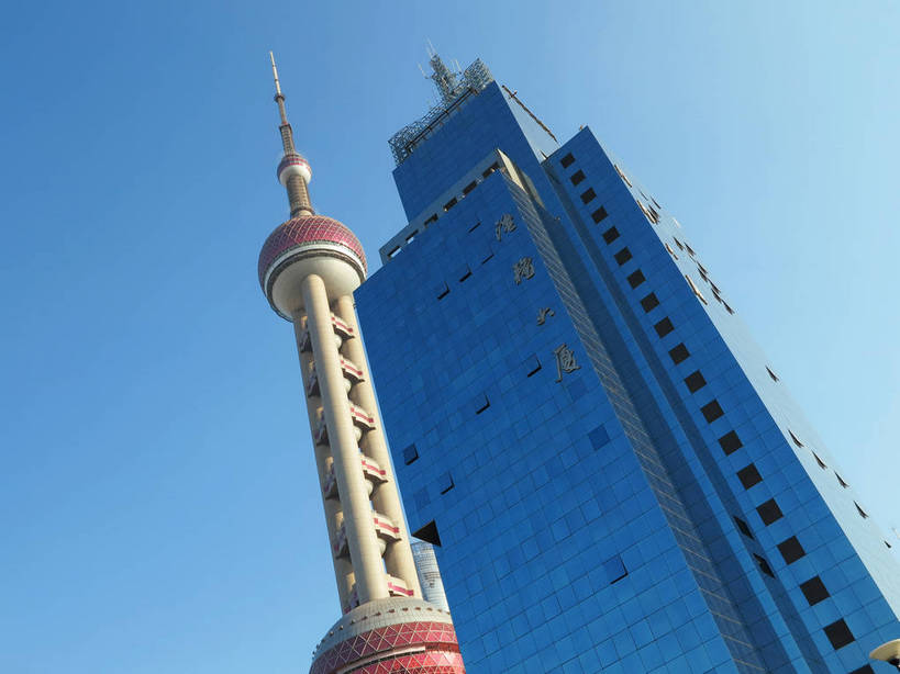 无人,横图,室外,白天,仰视,旅游,度假,窗户,落地窗,标志建筑,地标,建筑,上海,中国,亚洲,一排,许多,阴影,整齐,并列,并排,高大,光线,图形,影子,塔,很多,几何,宏伟,娱乐,建设,东方明珠,浦东,玻璃窗,排列,蓝色,紫色,蓝天,天空,阳光,天,享受,休闲,球体,旅游胜地,放松,晴朗,申,队列,数学,电视塔,平行,玻璃幕墙,金融中心,陆家嘴,陆家嘴金融贸易区,浦东新区,东亚,东方明珠广播电视塔,东方明珠电视塔,上海市,万里无云,中华人民共和国,沪,华东地区,高峻,嵬峨,晴空,晴空万里,彩图,低角度拍摄,几何图形,立体几何,立体图形,东方明珠塔,shslj1,港务大厦