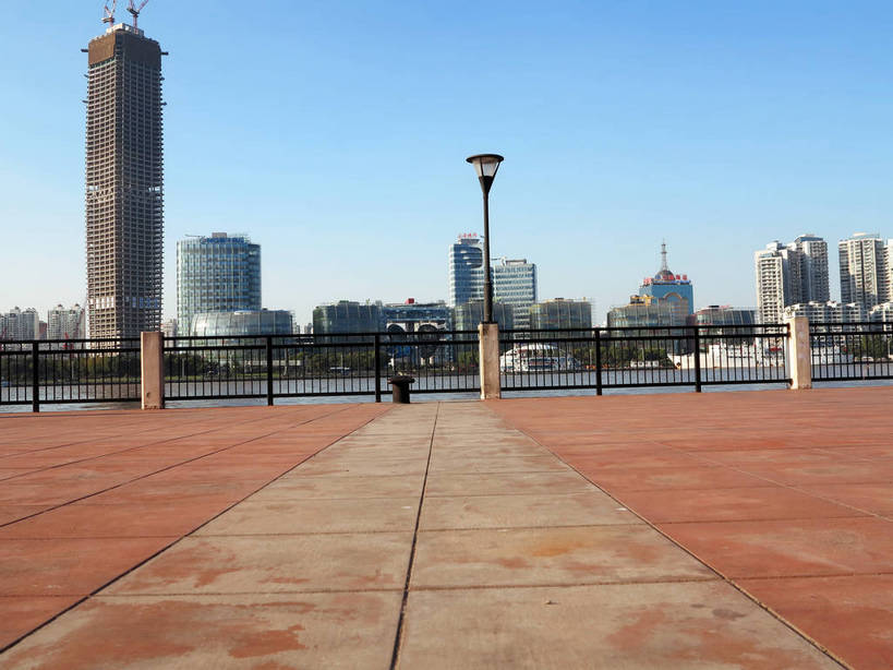 无人,高楼大厦,栏杆,横图,室外,白天,正面,度假,河流,美景,树林,水,植物,城市风光,标志建筑,城市,大厦,道路,地标,建筑,路,轮船,摩天大楼,公路,船,上海,中国,亚洲,一艘,阴影,光线,影子,河水,景观,水流,建筑群,围栏,交通,娱乐,建设,黄浦江,护栏,树,树木,蓝色,绿色,蓝天,天空,阳光,自然,交通工具,外滩,天,享受,休闲,景色,放松,生长,晴朗,成长,申,载具,东亚,滨江大道,上海市,万里无云,中华人民共和国,沪,华东地区,晴空,晴空万里,马路,彩图,大楼,高层建筑,高楼,摩天楼,春申江,shslj1