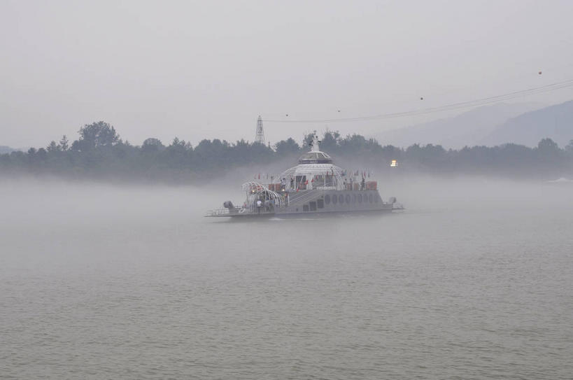 无人,横图,室外,白天,正面,旅游,度假,岛屿,河流,美景,水,植物,雾,船,客轮,春川,南怡岛,韩国,亚洲,一艘,波纹,飞溅,朦胧,模糊,溅,液体,岛,河水,景观,水滴,水流,涟漪,娱乐,水珠,树,树木,绿色,倒影,水纹,天空,自然,船尾波,交通工具,波浪,天,享受,休闲,景色,放松,生长,成长,迷雾,倒映,渡轮,喷洒,客船,自然风光,载具,东亚,水晕,大韩民国,江原道,春川市,汉江,反照,列岛,群岛,诸岛,大雾,彩图,道,shslj1,北汉江