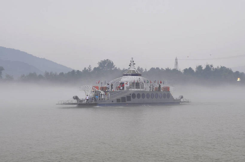 无人,横图,室外,白天,正面,旅游,度假,岛屿,河流,美景,水,植物,雾,船,客轮,春川,南怡岛,韩国,亚洲,一艘,波纹,飞溅,朦胧,模糊,溅,液体,岛,河水,景观,水滴,水流,涟漪,娱乐,水珠,树,树木,绿色,倒影,水纹,天空,自然,船尾波,交通工具,波浪,天,享受,休闲,景色,放松,生长,成长,迷雾,倒映,渡轮,喷洒,客船,自然风光,载具,东亚,水晕,大韩民国,江原道,春川市,汉江,反照,列岛,群岛,诸岛,大雾,彩图,道,shslj1,北汉江