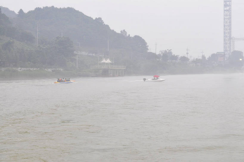 无人,横图,室外,白天,正面,旅游,度假,岛屿,河流,美景,水,植物,雾,船,金属制品,春川,南怡岛,韩国,亚洲,波纹,朦胧,模糊,金属,岛,河水,景观,水流,塔,涟漪,娱乐,缆车,树,树木,绿色,倒影,水纹,天空,自然,交通工具,波浪,天,享受,休闲,景色,放松,生长,成长,迷雾,倒映,自然风光,载具,气垫船,东亚,索道,水晕,大韩民国,江原道,春川市,反照,缆索铁路,列岛,群岛,诸岛,大雾,彩图,道,shslj1