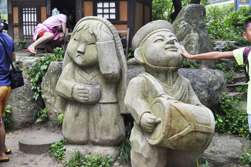 东方人,三个人,站,摸,横图,室外,白天,正面,旅游,度假,岛屿,石头,美景,植物,雕塑,春川,南怡岛,韩国,亚洲,行人,游客,游人,抚摸,服装,艺术,装饰,包,雕刻,雕像,石子,岛,景观,旅行包,休闲装,黄种人,娱乐,石雕,路人,旅客,树,树木,衣服,绿色,自然,背包,工艺品,站着,享受,休闲,休闲服,景色,放松,服饰,生长,成长,纪念,美术,自然风光,主题,陈列,东亚,功能,美学,旅游包,大韩民国,江原道,春川市,过客,男人,男性,年轻男性,年轻女性,女人,女性,亚洲人,列岛,群岛,石块,岩石,诸岛,触摸,接触,站立,半身,彩图,道,双肩包,shslj1