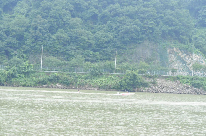 无人,栏杆,横图,室外,白天,正面,旅游,度假,岛屿,河流,美景,森林,树林,水,植物,春川,南怡岛,韩国,亚洲,波纹,电力,电线,电线杆,线,栅栏,岛,河水,景观,篱笆,水流,围栏,电能,涟漪,线路,娱乐,护栏,树,树木,绿色,倒影,水纹,自然,波浪,享受,休闲,景色,放松,茂密,茂盛,生长,成长,电,电源,倒映,自然风光,能量,东亚,水晕,大韩民国,江原道,春川市,汉江,反照,列岛,群岛,诸岛,彩图,道,shslj1,北汉江